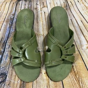 Clarks Green Leather Slip On 1” Block Heel Sandals Size 8.5 M